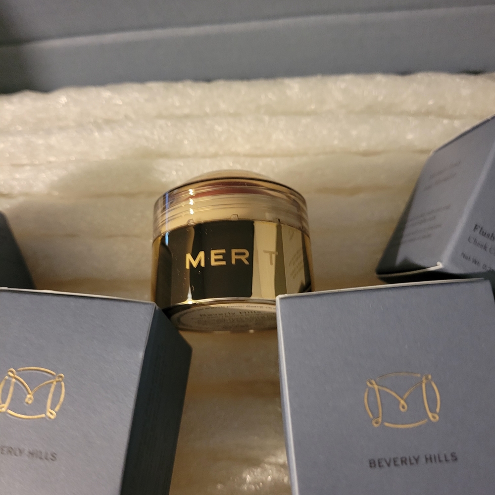 Merit Beauty Box Set - Picture 6 of 8